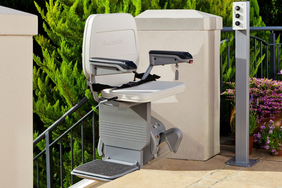 Stairlift for straight stairs on top of the stairs, turning towards the exit